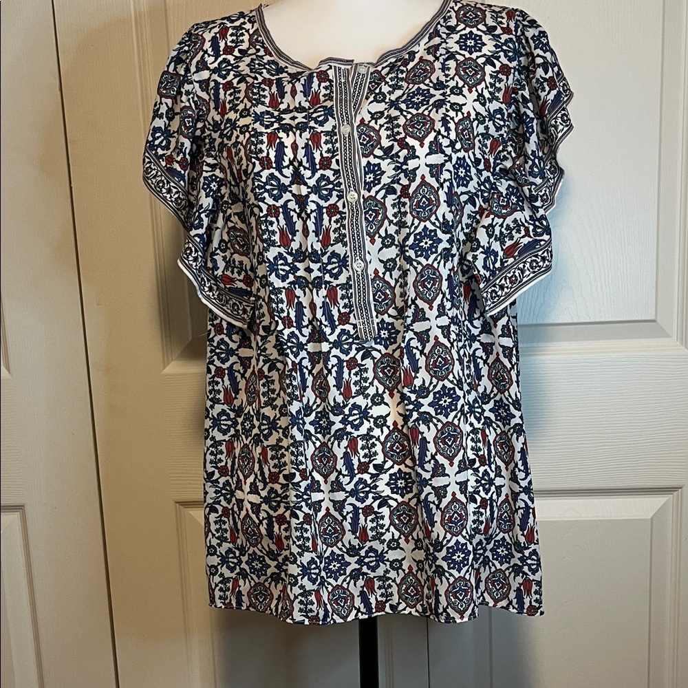 Max Studio, size 1x, patterned women’s blouse, white background with blue/red